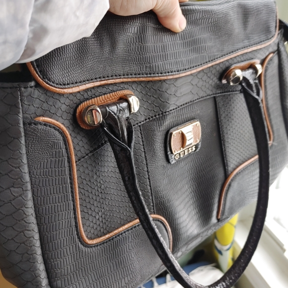 Guess purse - Picture 2 of 6